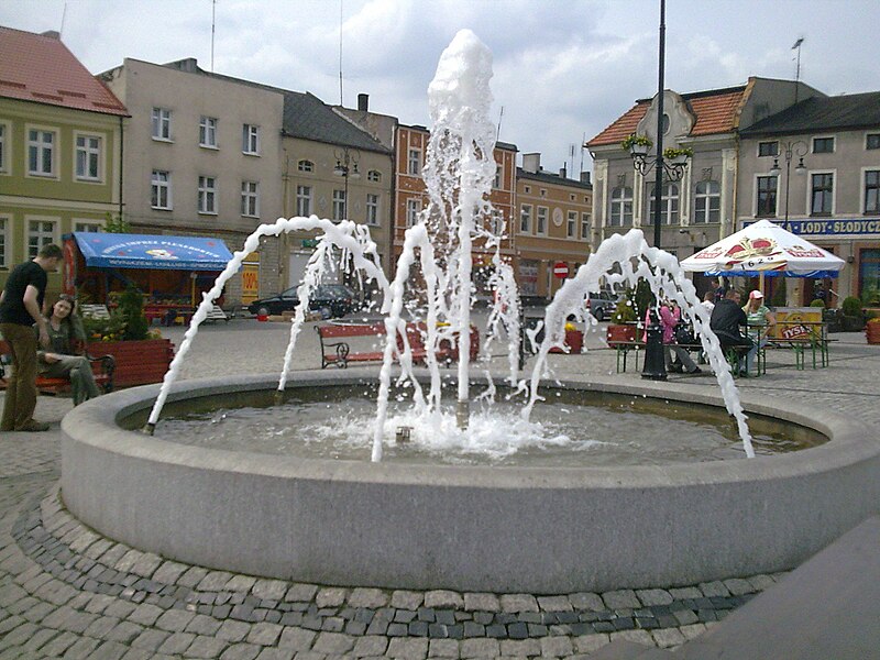 File:Golub-Dobrzyń, fontanna na ryneczku - panoramio.jpg