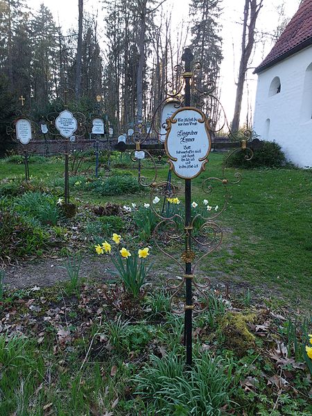 File:Grab Friedhof Oberberghausen (Kranzberg) 08.jpg