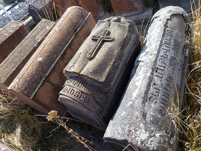 File:Grave in Gyumri 102.JPG