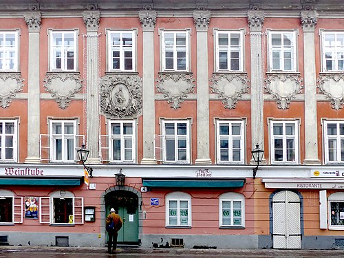 Graz Mehlplatz 4, Fassade um 1708, Stuckrelief ‚Maria mit Kind'
