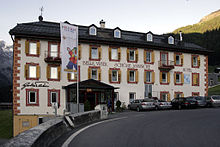 L'albergo della famiglia Thöni a Trafoi, dove nacque lo sciatore; sulla sinistra della facciata si scorge la gigantografia di un suo autografo