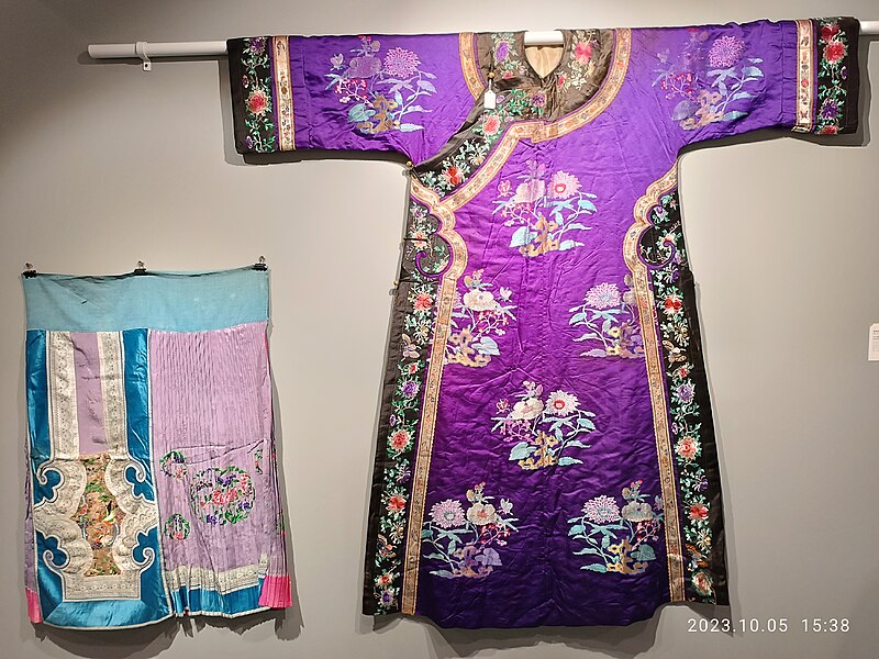 File:HK 灣仔北 Wan Chai North 香港會展 HKCEC 中國嘉德國際拍賣 China Guardian Autumn Auction 清朝 Qing Dynasty 宮廷服飾 palace clothing purple October 2023 R12S 03.jpg