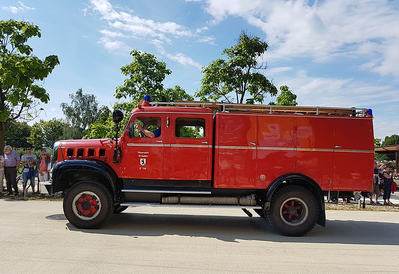 File:Hard-Feuerwehrfest-Saurer 2 DM-TLF-1963-04ASD.jpg