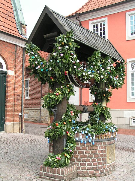 File:Haselünne Osterbrunnen 4.JPG