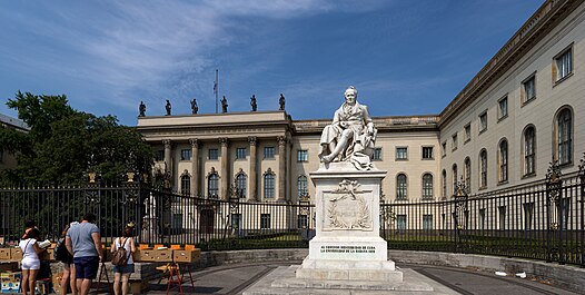 Hauptgebäude der Humboldt-Universität mit Alexander von Humboldt Denkmal - Berlin.jpg