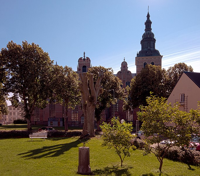 File:Heliga trefaldighets kyrka från söder.jpg