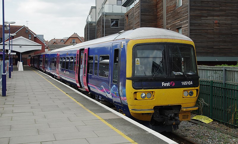 File:Henley-on-Thames railway station MMB 03 165104.jpg