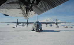 Lockheed C-130 Hercules: Εξέλιξη, Πρώτη πτήση, Παραγωγή