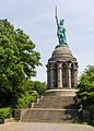 Im Osten des Landes, bei Detmold, steht das Hermannsdenkmal.