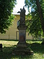 Pomník padlým vojínům během první světové války jižně od kostela svatého Václava v Hobšovicích.