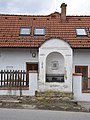 Čeština: Horní Třebonín, výklenková kaplička . This is a photo of a cultural monument of the Czech Republic, number: 30865/3-1238. Památkový katalog  · MIS  · hledat obrázky  · hledat seznamy  · Wikidata English: Horní Třebonín