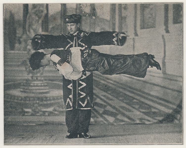 File:Howard Thurston performing a levitation illusion.jpg