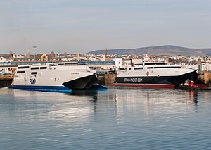 Dåvarande HSC Express tillsammans med systerfartyget Incat 050 Manannan i Douglas Harbour på Isle of Man