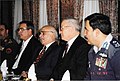 חיים גבע סועד עם חוסיין מלך ירדן ומפקד חיל האוויר הירדני במסגרת קשרים מיוחדים של התעשייה האווירית לישראל, דצמבר 1995.