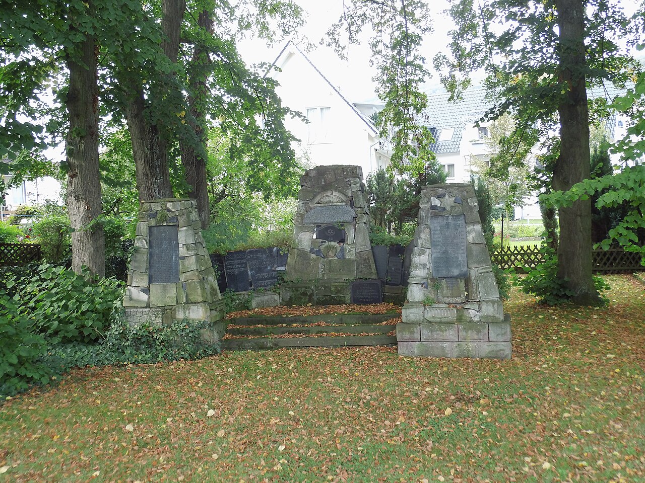 Höxter, Gartenstraße, Jüdischer Friedhof, Mahnmal.jpg