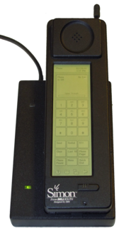 充電器に収まったIBM Simon Personal Communicator