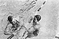 Internationale zwemwedstrijden in Amersfoort Jolanda Aggenback (links) met Anne, Bestanddeelnr 928-3951.jpg