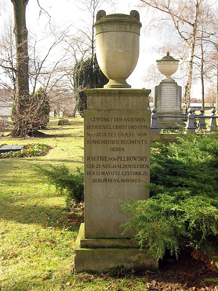 File:Invalidenfriedhof, Grabmal von Pelkowsky.jpg