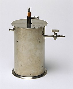 Ionisation chamber made by Pierre Curie, c 1895-1900. (9660571297)