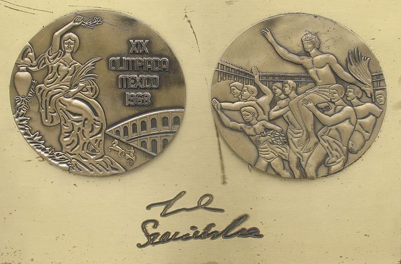 File:Irena Szewinska medal & autograph.jpg