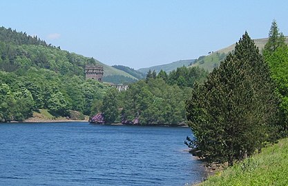 Cronfa Ddŵr Derwent, gyda'r afon yn rhaeadru lawr Howden Dam, a Howden Moor yn y cefndir