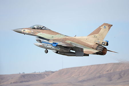 מטוס קרב רב-משימתי מדגם F-16C ברק המהווה את עמוד השדרה של טייסות הקרב בחיל האוויר.
