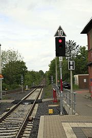 Ks-Hauptsignal mit Zs 3 (oben) in anderer Bauform (Schirm und Größe der Optiken sind anders).