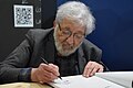 Jacques Tardi firmant còmics