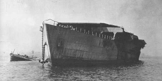 ファイル:Japanese oiler Yamashio Maru and target ship Osashi 