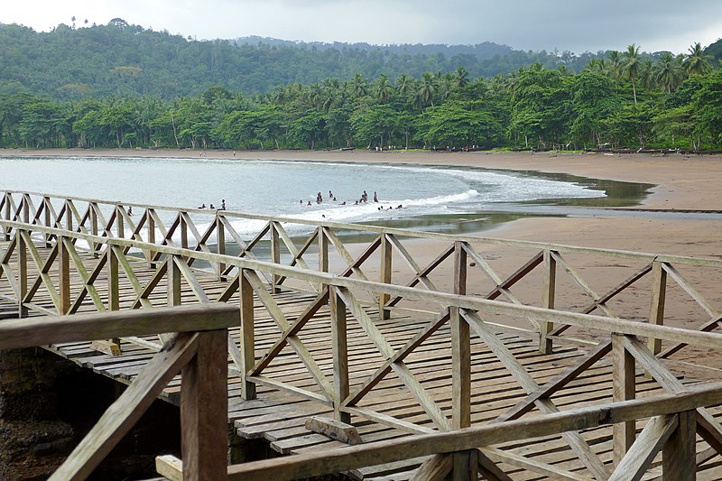 File:Jeux de vagues sur une plage de São João dos Angolares (São Tomé) (3).jpg