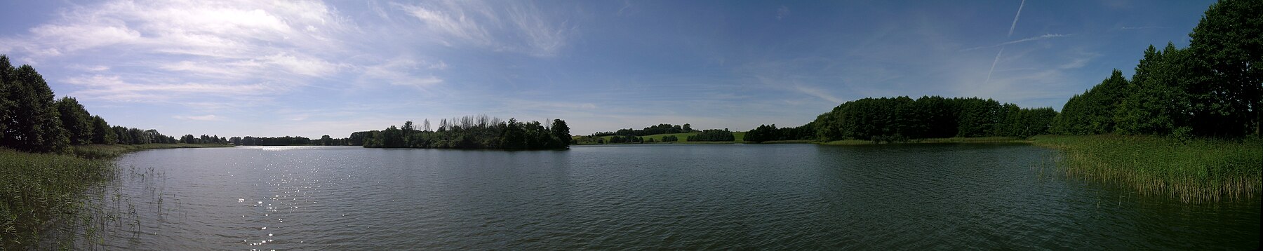 Ostrowite lake panorama.jpg