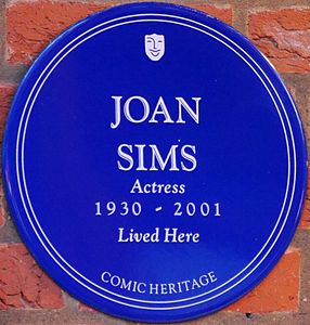 Joan Sims Esmond Court Thackeray Street blue plaque.jpg