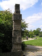 Stele im Park