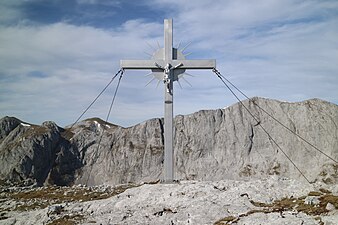 Gipfelkreuz am Karlhochkogel, im Hintergrund die Südwand des Hochschwabs und der G'hacktkogel (li.)