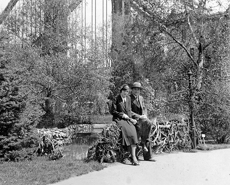 File:Kettős portré, Döbrentei téri park. Fortepan 2735.jpg