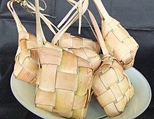 Unopened bunch of boiled ketupat. Ketupat.jpg
