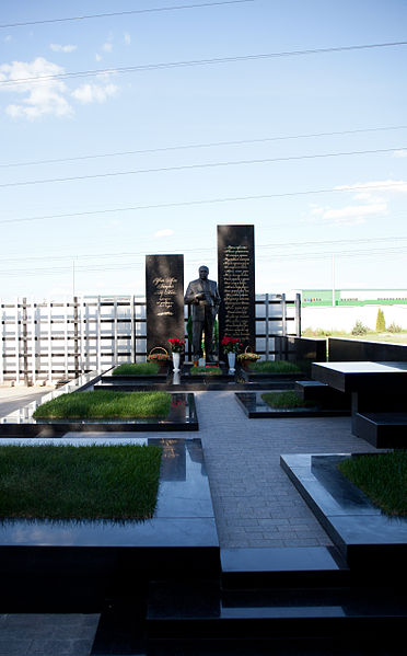 File:Khovanskoye Cemetery 11.jpg