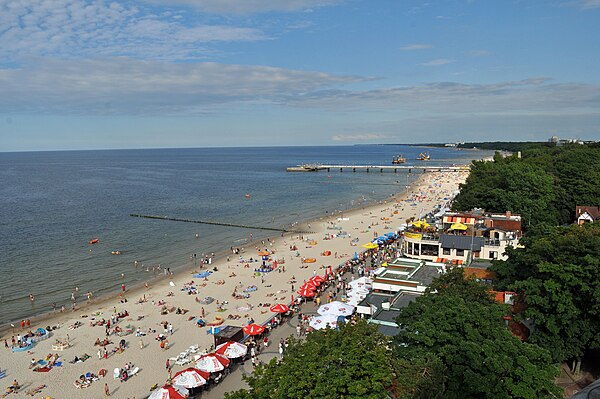 Image: Kołobrzeg, Strand, a (2011 07 26) by Klugschnacker in Wikipedia