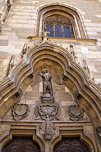 Zsigmond király címerei és Szent Mihály szobra a nyugati főkapu felett