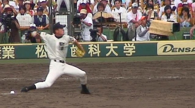 Tanaka as a pitcher for Tomakomai High (taken August 17, 2006, at Koshien Stadium)