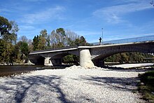 Die Korbinianbrücke ist die älteste der Freisinger Isarbrücken und heute für den Autoverkehr gesperrt.