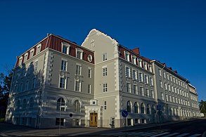 岛屿中部的公寓楼，建于1915-1916年间，在1960年代以前是该岛上唯一的多层公寓楼