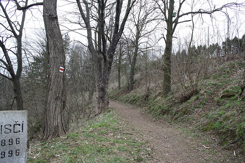 File:Lísčí gardens path with red pathway and memorial stone in Třebíč, Třebíč District.jpg