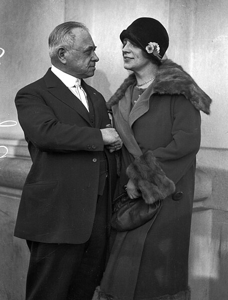 File:L. E. Behymer and Maud Allan.jpg