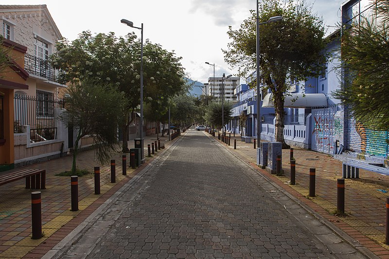 File:La calle José Calama en Mariscal Sucre, Quito, Ecuador 01.jpg