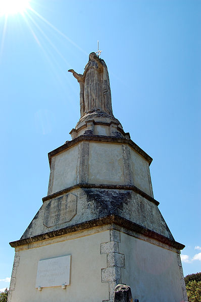 File:La vierge protégeant le village.JPG