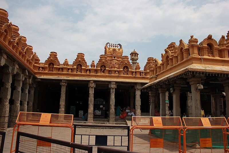 File:Large pillared mantapa with sala towers in the Srikanteshwara temple complex at Nanjangud.JPG