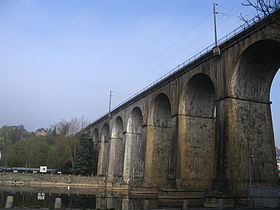 Der Viadukt über der Mayenne