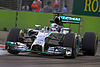 Lewis Hamilton mengendarai perak Mercedes Formula Satu mobil di Singapore Grand Prix 2014