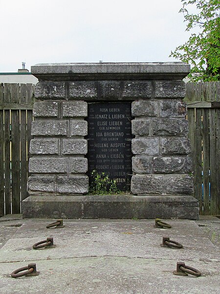 File:Lieben family grave (I), 2016.jpg